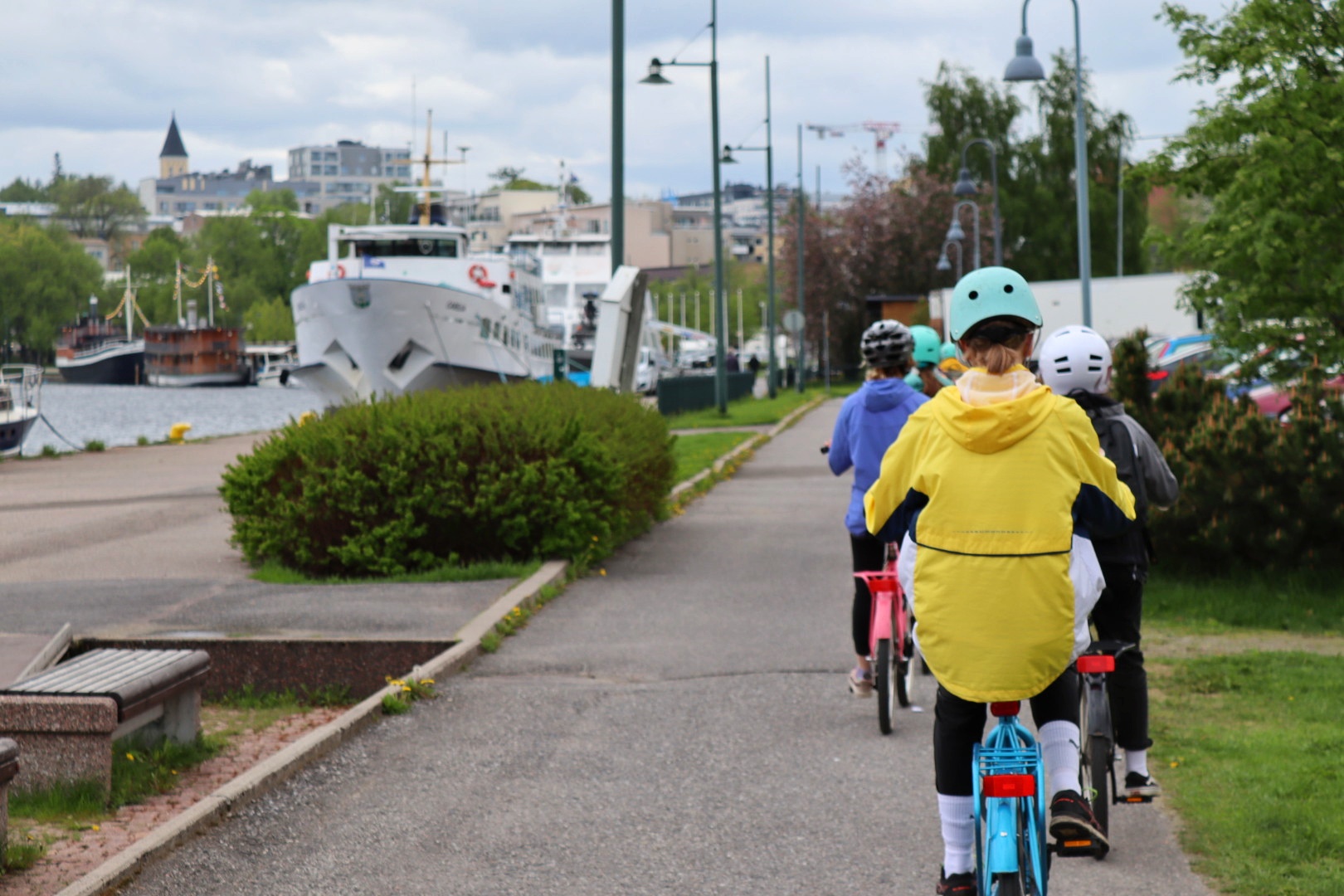 Polkupyöräileviä lapsia Lappeenrannan satamassa.