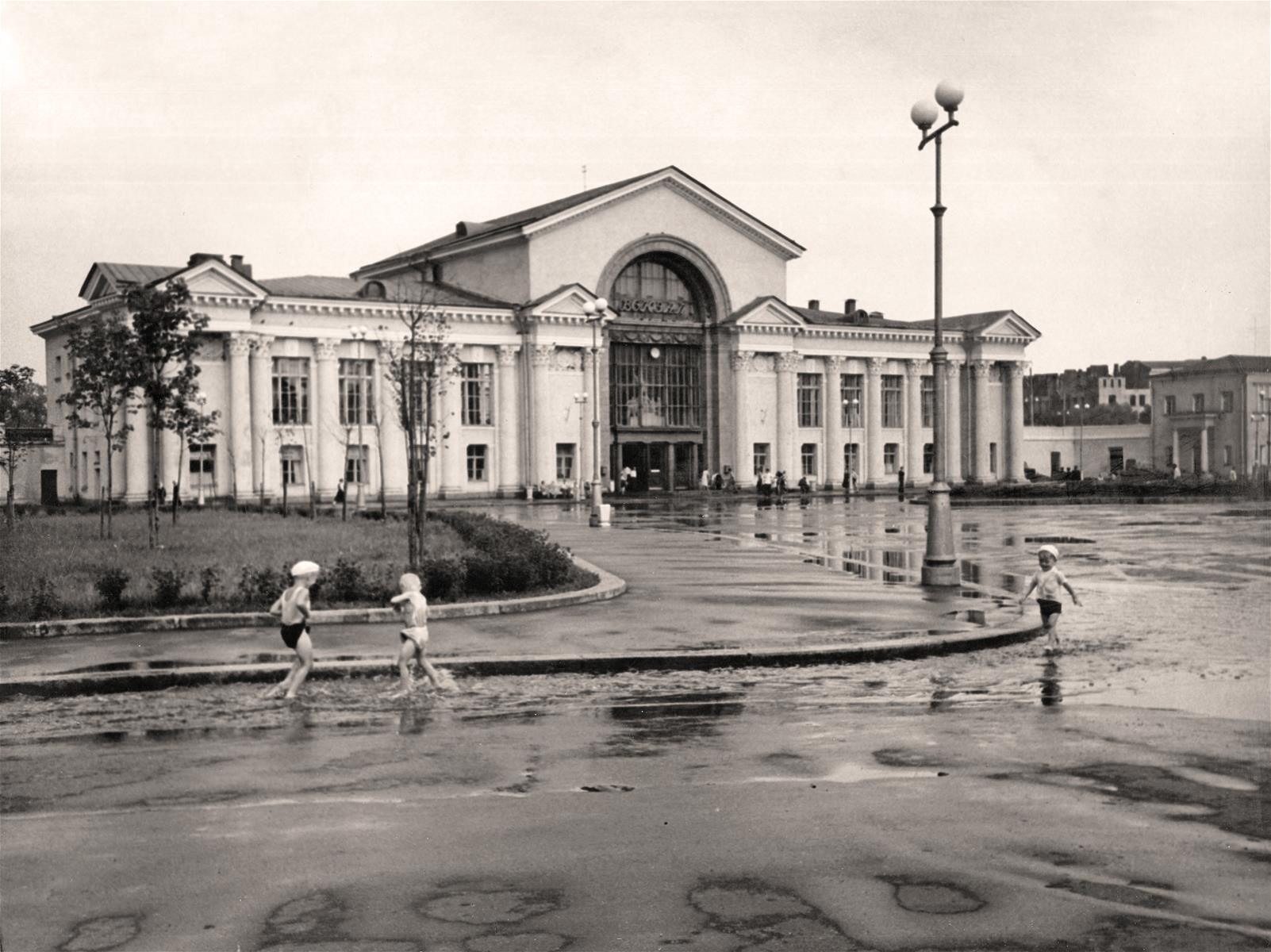 Mustavalkoinen kuva Viipurin rautatientorilta ja asemarakennuksesta.