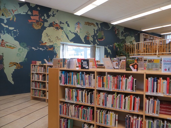 Lauritsalan kirjasto sisältä 2015.jpg