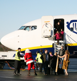 Joulupukki ja Villimies vastaanottavat matkustajia Brysselin lennolta_Kuva Raimo Suomela NETTI.jpg